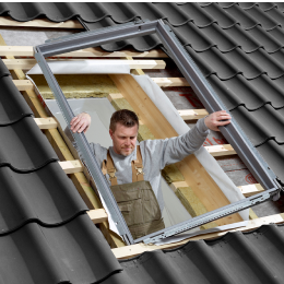 Installer roof window installation